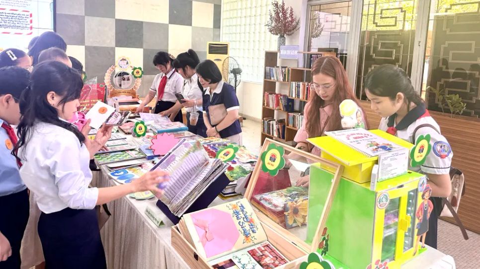 Bài dự thi của các em không chỉ được đầu tư về nội dung mà còn được chăm chút về hình thức Bài dự thi của các em không chỉ được đầu tư về nội dung mà còn được chăm chút về hình thức