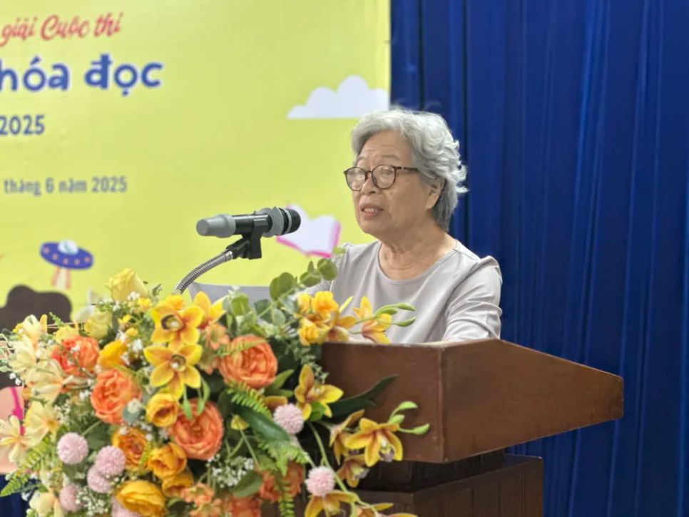 Nhà văn Kim Hài, Trưởng Ban giám khảo cuộc thi, bày tỏ sự vui mừng về chất lượng của các bài dự thi năm nay Nhà văn Kim Hài, Trưởng Ban giám khảo cuộc thi, bày tỏ sự vui mừng về chất lượng của các bài dự thi năm nay