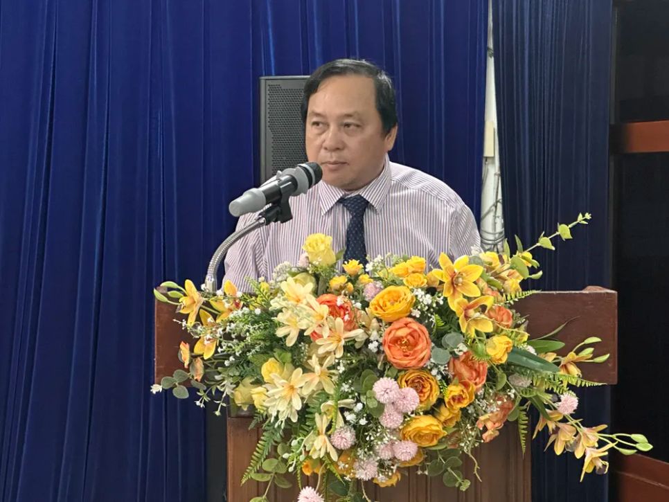 Ông Vĩnh Quốc Bảo, Phó Giám đốc Thư viện KHTH TPHCM, báo cáo tổng kết cuộc thi năm nay Ông Vĩnh Quốc Bảo, Phó Giám đốc Thư viện KHTH TPHCM, báo cáo tổng kết cuộc thi năm nay