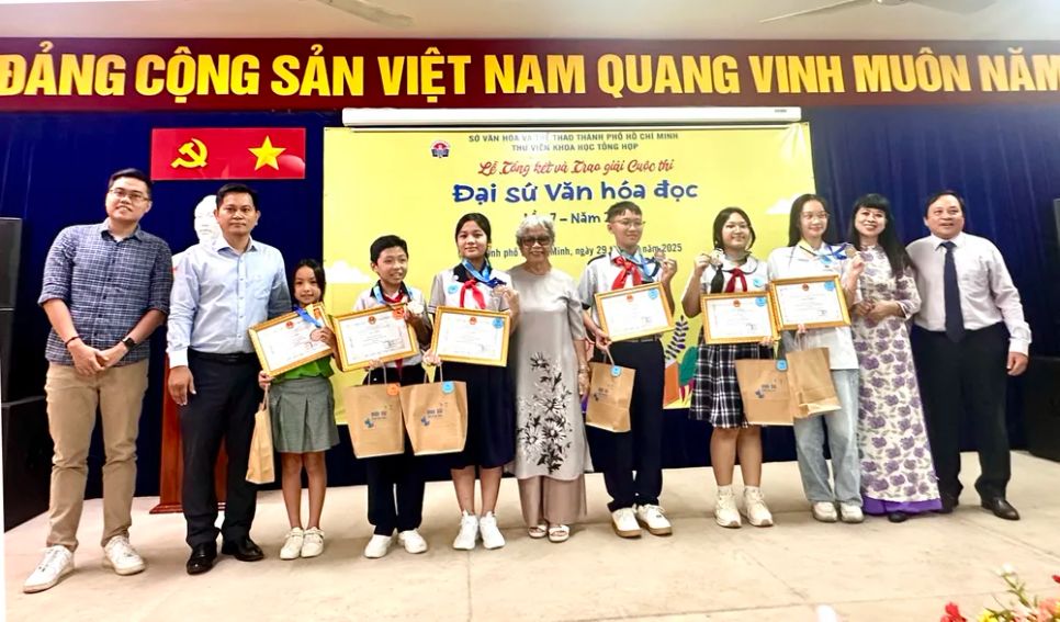 Trao giải cho 6 em đoạt giải nhất cuộc thi Văn hóa đọc lần 7 năm 2025 Trao giải cho 6 em đoạt giải nhất cuộc thi Văn hóa đọc lần 7 năm 2025