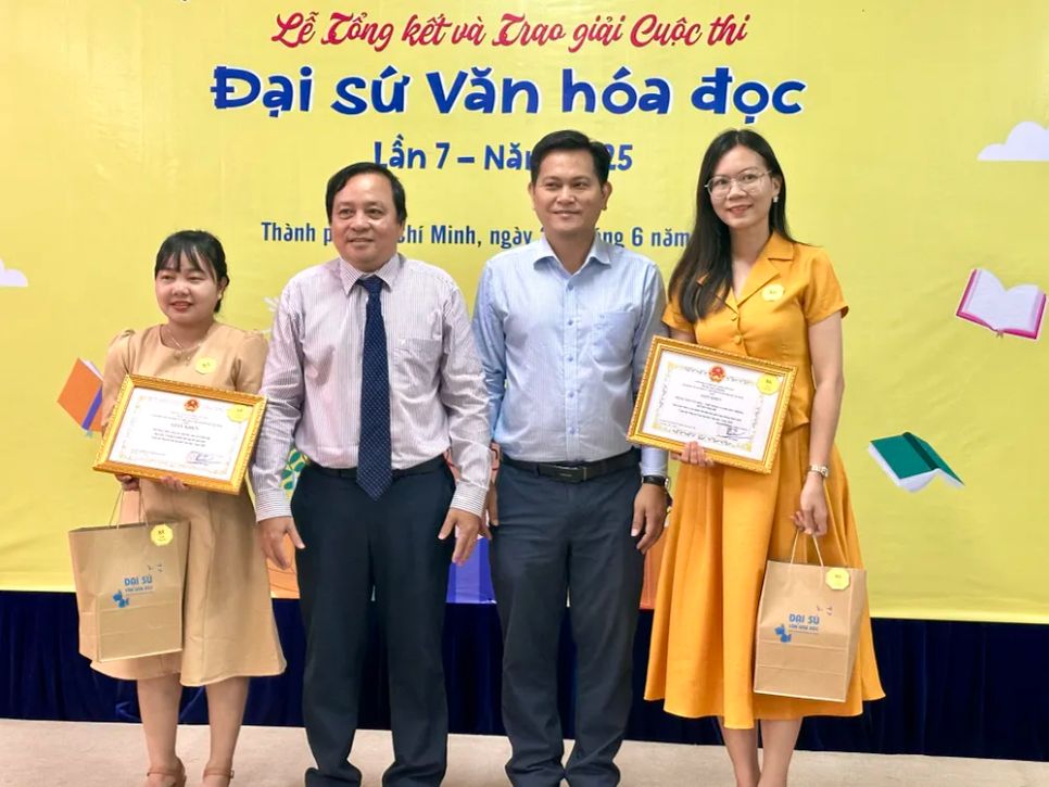 Trao giải tập thể cho Trường THCS Hai Bà Trưng (huyện Nhà Bè) và Trung tâm Văn hóa - Thể thao và Truyền thông huyện Nhà Bè Trao giải tập thể cho Trường THCS Hai Bà Trưng (huyện Nhà Bè) và Trung tâm Văn hóa - Thể thao và Truyền thông huyện Nhà Bè