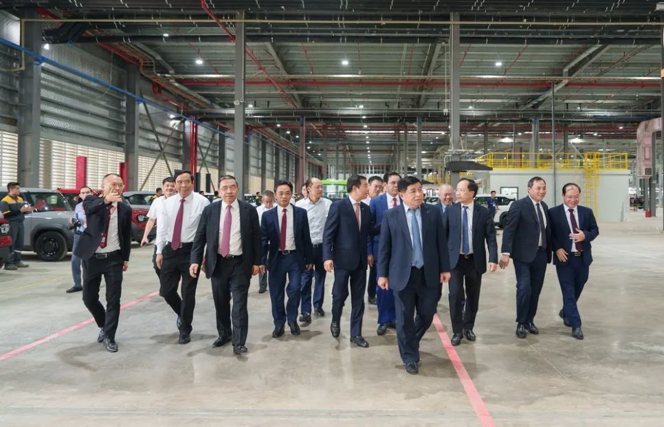 Phó Thủ tướng Chính phủ Nguyễn Chí Dũng cùng các đại biểu tham quan Nhà máy sản xuất ô tô điện VinFast Hà Tĩnh Phó Thủ tướng Chính phủ Nguyễn Chí Dũng cùng các đại biểu tham quan Nhà máy sản xuất ô tô điện VinFast Hà Tĩnh