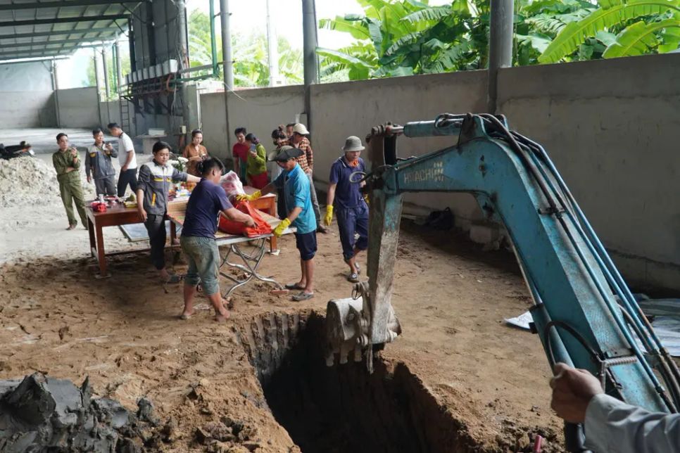 Xác con cá heo được chôn cất theo phong tục dân gian Xác con cá heo được chôn cất theo phong tục dân gian