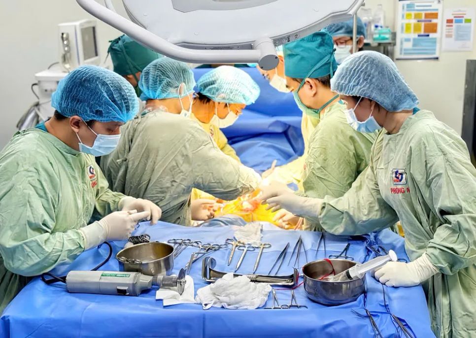 Các bác sĩ đang lấy tạng hiến từ người cho chết não Các bác sĩ đang lấy tạng hiến từ người cho chết não
