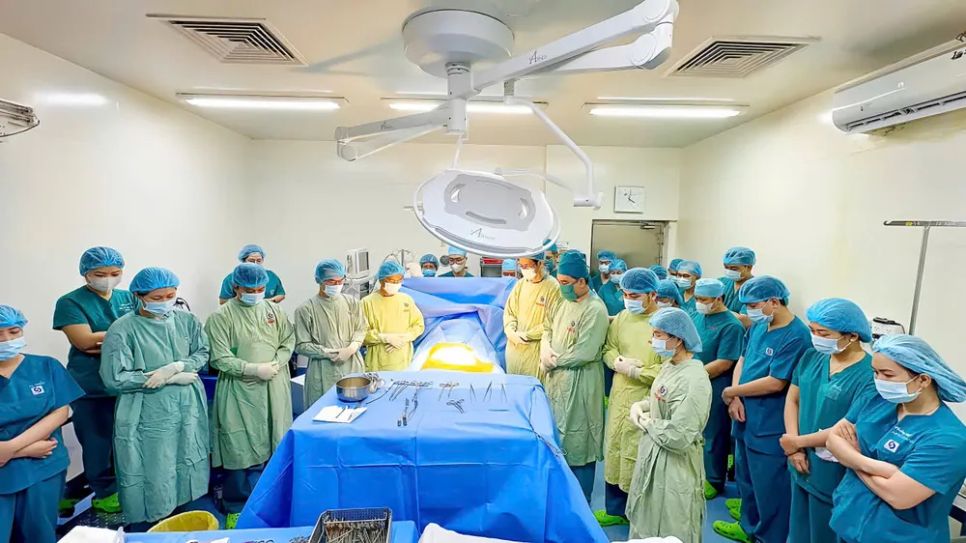 Các y bác sĩ thực hiện lễ tri ân người hiến tạng Các y bác sĩ thực hiện lễ tri ân người hiến tạng