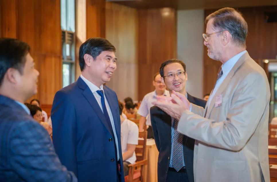 Các đại diện quốc tế trao đổi với lãnh đạo UBND tỉnh Bình Định tại sự kiện. Ảnh: TRUNG NHÂN Các đại diện quốc tế trao đổi với lãnh đạo UBND tỉnh Bình Định tại sự kiện. Ảnh: TRUNG NHÂN
