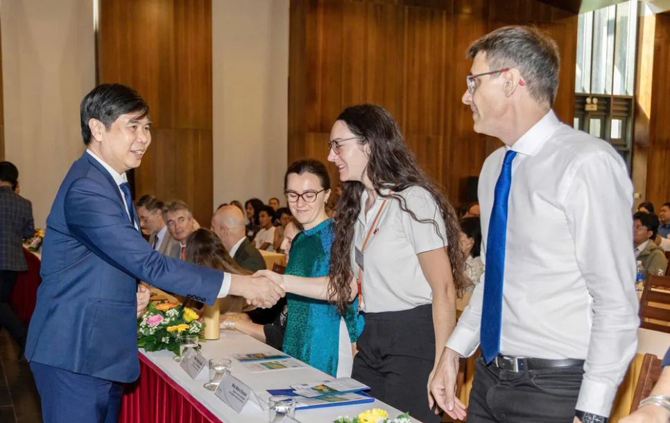 Phó Chủ tịch UBND tỉnh Bình Định Lâm Hải Giang bắt tay chào mừng các đại biểu. Ảnh: TRUNG NHÂN Phó Chủ tịch UBND tỉnh Bình Định Lâm Hải Giang bắt tay chào mừng các đại biểu. Ảnh: TRUNG NHÂN