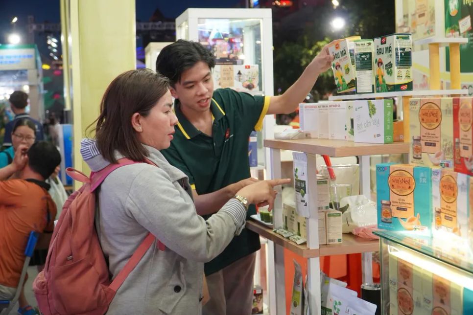 Người dân tìm hiểu về các sản phẩm OCOP vào tối 29-6 Người dân tìm hiểu về các sản phẩm OCOP vào tối 29-6