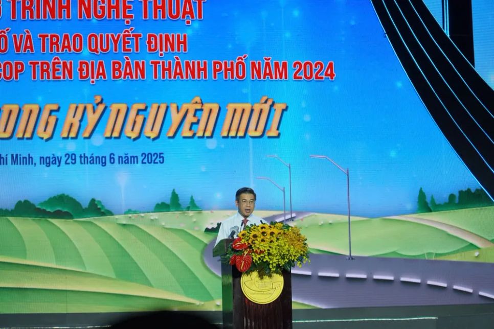 Phó Chủ tịch UBND TPHCM Nguyễn Văn Dũng phát biểu tại buổi lễ Phó Chủ tịch UBND TPHCM Nguyễn Văn Dũng phát biểu tại buổi lễ