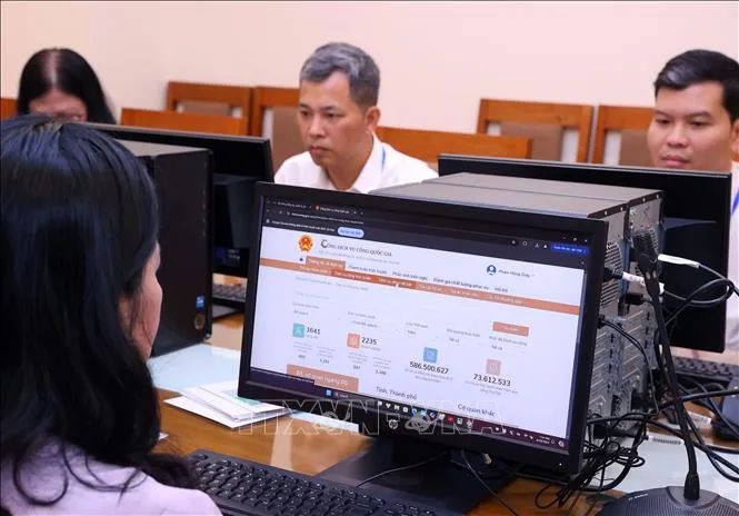 Cán bộ, công chức, viên chức phường Hoàn Kiếm (Hà Nội) sẵn sàng vận hành thử nghiệm mô hình chính quyền địa phương 2 cấp. Ảnh: TTXVN Cán bộ, công chức, viên chức phường Hoàn Kiếm (Hà Nội) sẵn sàng vận hành thử nghiệm mô hình chính quyền địa phương 2 cấp. Ảnh: TTXVN