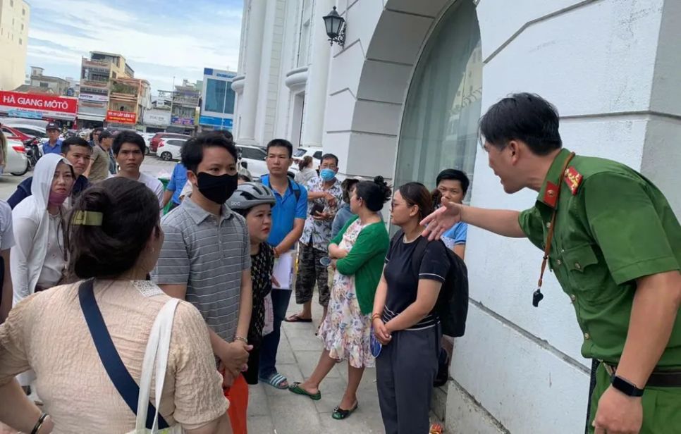 Lực lượng chức năng đảm bảo an ninh trật tự, hướng dẫn người dân xếp hàng Lực lượng chức năng đảm bảo an ninh trật tự, hướng dẫn người dân xếp hàng