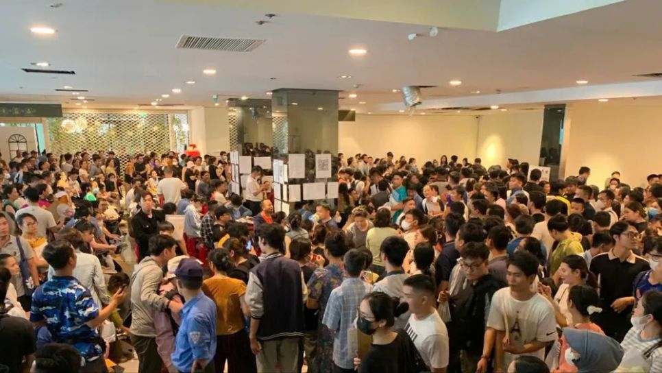 Người dân xếp hàng xuyên đêm chờ nộp hồ sơ mua nhà ở xã hội Người dân xếp hàng xuyên đêm chờ nộp hồ sơ mua nhà ở xã hội