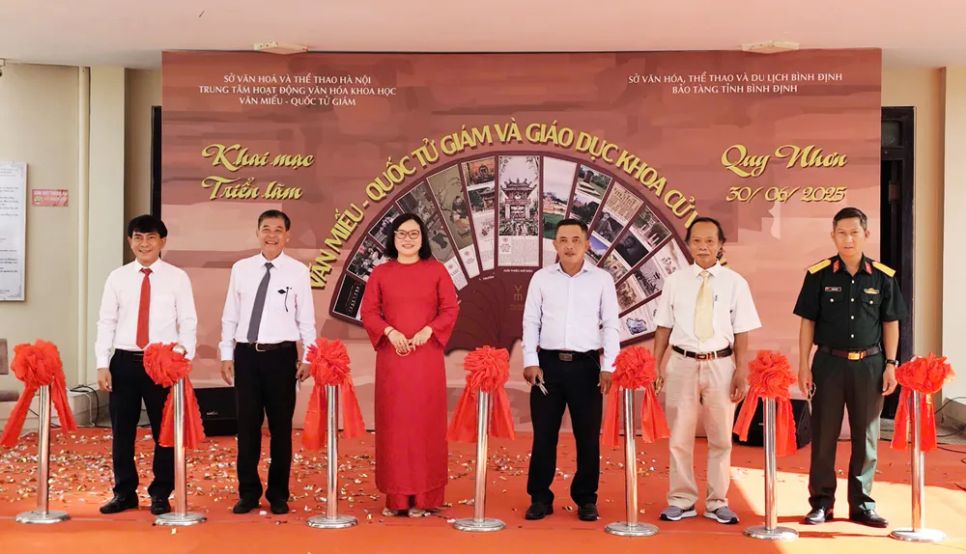 Các đại biểu cắt băng tại triển lãm Các đại biểu cắt băng tại triển lãm