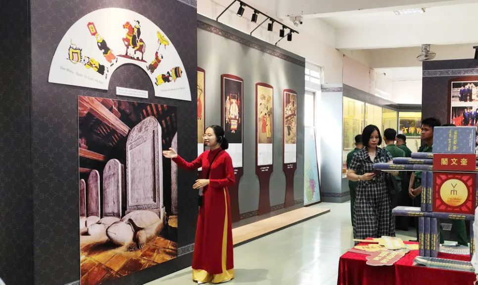 Triển lãm được trình bày rất đặc biệt, lấy cảm hứng từ di sản bài chòi Triển lãm được trình bày rất đặc biệt, lấy cảm hứng từ di sản bài chòi