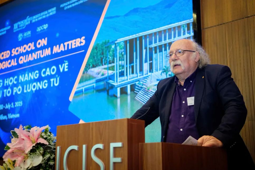 GS Duncan Haldane chia sẻ tại GS Duncan Haldane chia sẻ tại