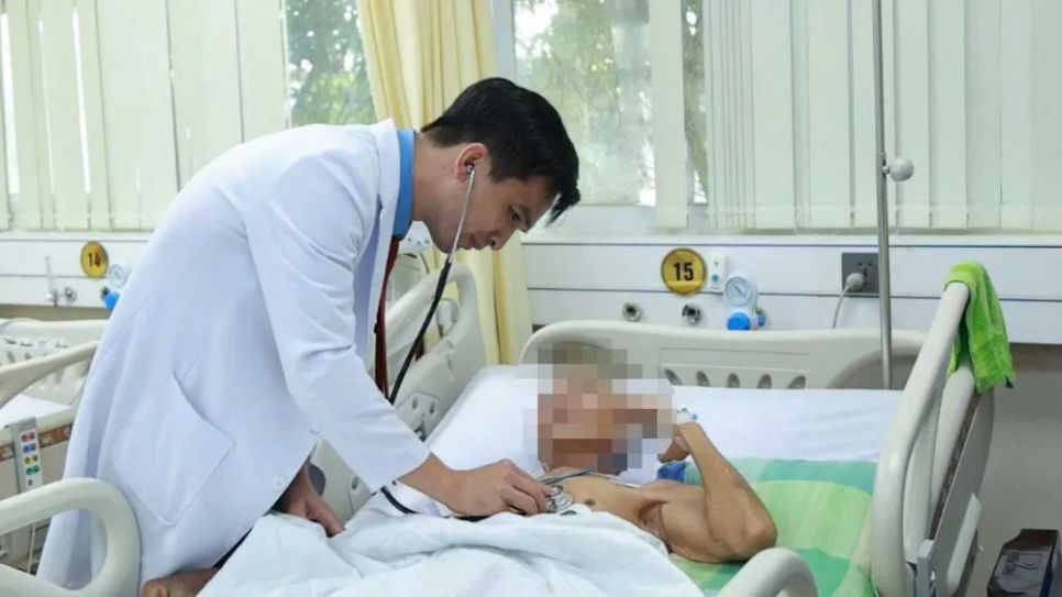 Bác sĩ thăm khám, điều trị cho bệnh nhân Bác sĩ thăm khám, điều trị cho bệnh nhân