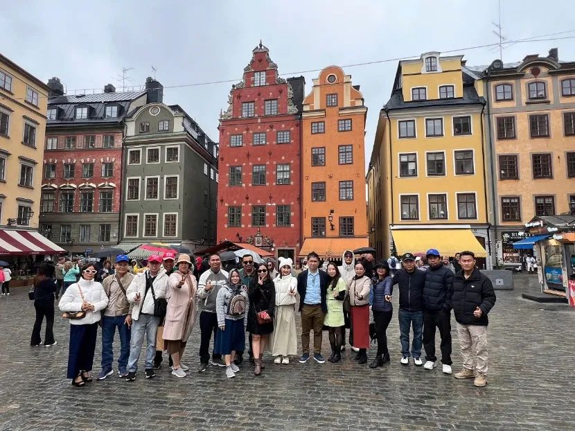 Khách Việt Nam tham quan phố cổ Gamla Stan Stockholm trong hành trình tour Bắc Âu Khách Việt Nam tham quan phố cổ Gamla Stan Stockholm trong hành trình tour Bắc Âu
