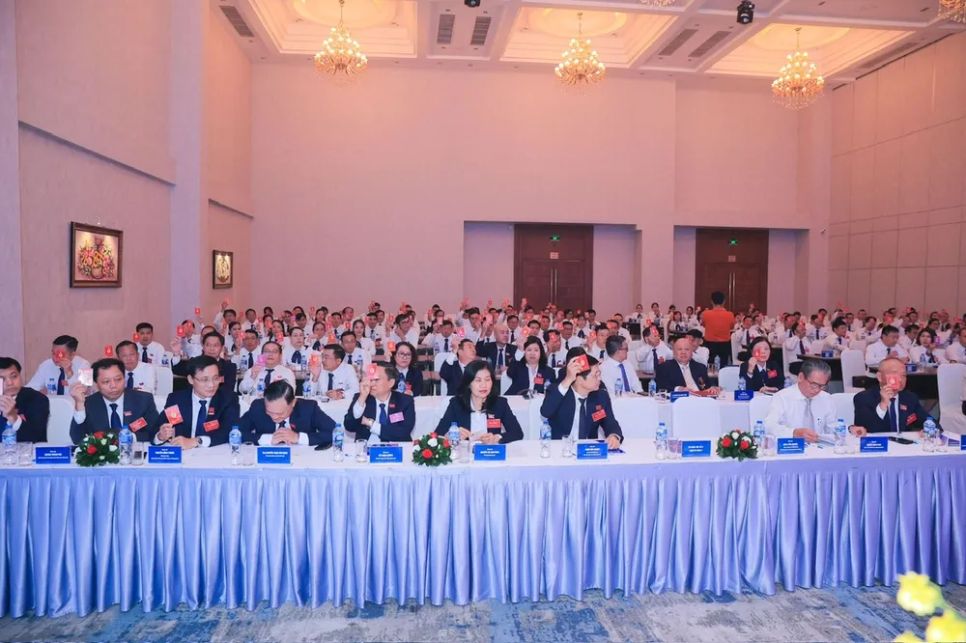 Các đại biểu biểu quyết thông qua nghị quyết đại hội Các đại biểu biểu quyết thông qua nghị quyết đại hội