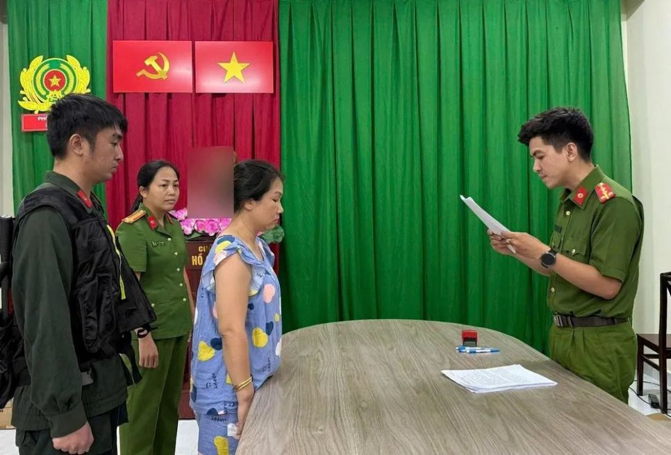 Tống đạt các thủ tục tố tụng đối với vợ chồng Võ Thành Tâm, Ngô Ánh Hồng. Ảnh: CA Tống đạt các thủ tục tố tụng đối với vợ chồng Võ Thành Tâm, Ngô Ánh Hồng. Ảnh: CA