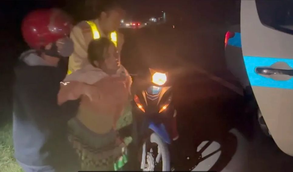 Lực lượng CSGT hỗ trợ vợ chồng sản phụ. Ảnh cắt từ clip Lực lượng CSGT hỗ trợ vợ chồng sản phụ. Ảnh cắt từ clip