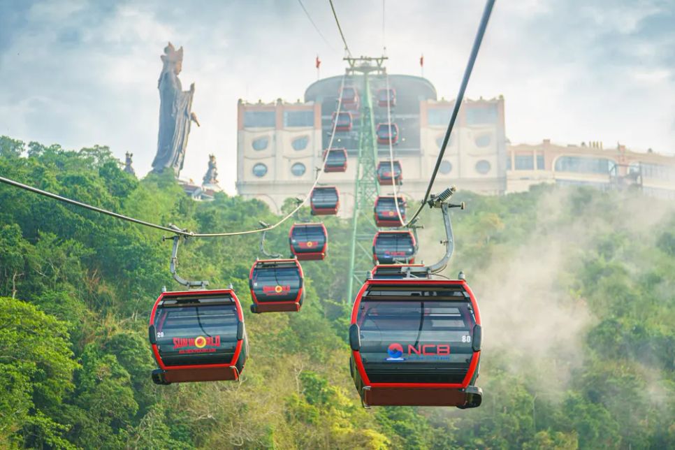 Cáp treo lên đỉnh núi Bà Đen. Ảnh: <span style=