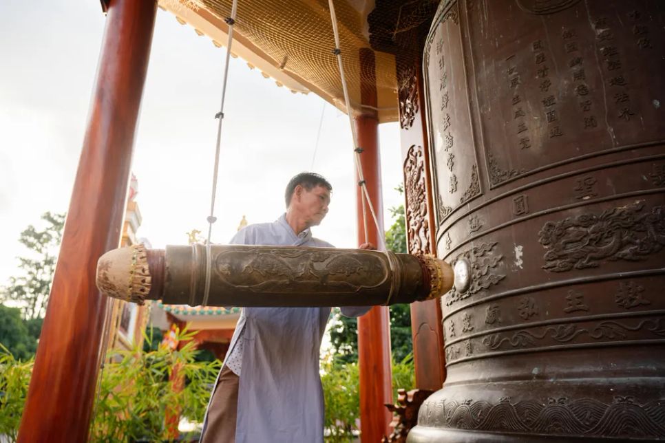 Lễ cử chuông diễn ra vào sáng 1-7 tại hệ thống chùa Bà. Ảnh: <span style=