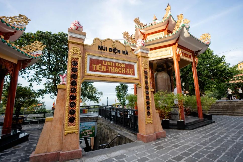 Linh Sơn Tiên Thạch Tự tại núi Bà Đen. Ảnh: <span style=