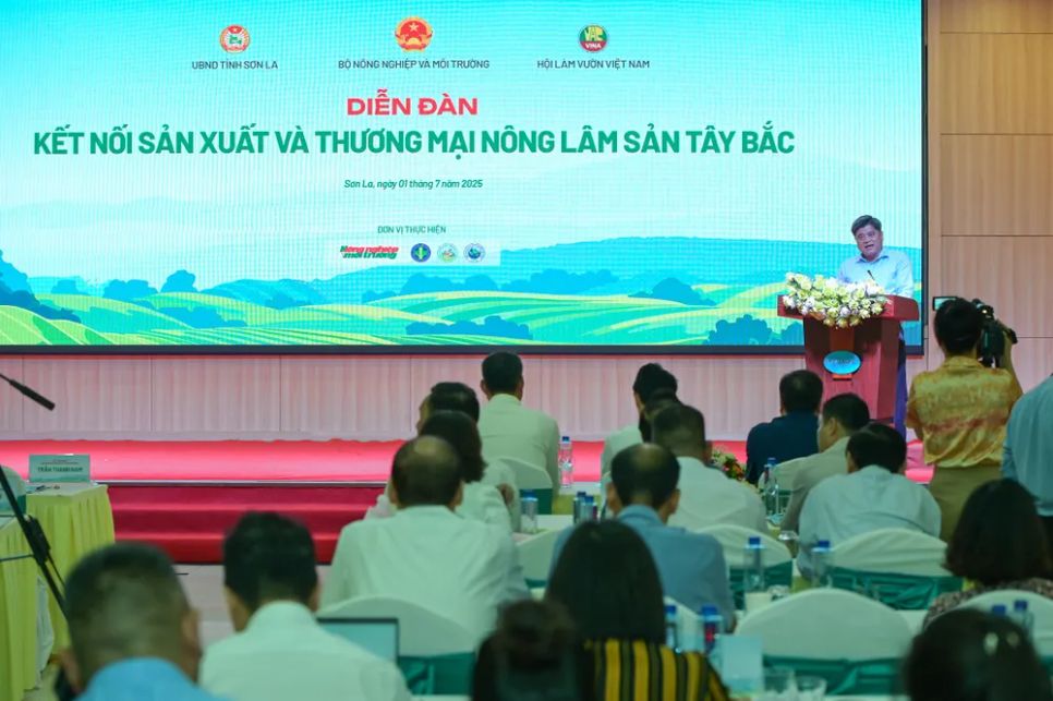Quang cảnh diễn đàn chiều 1-7 tại tỉnh Sơn La Quang cảnh diễn đàn chiều 1-7 tại tỉnh Sơn La