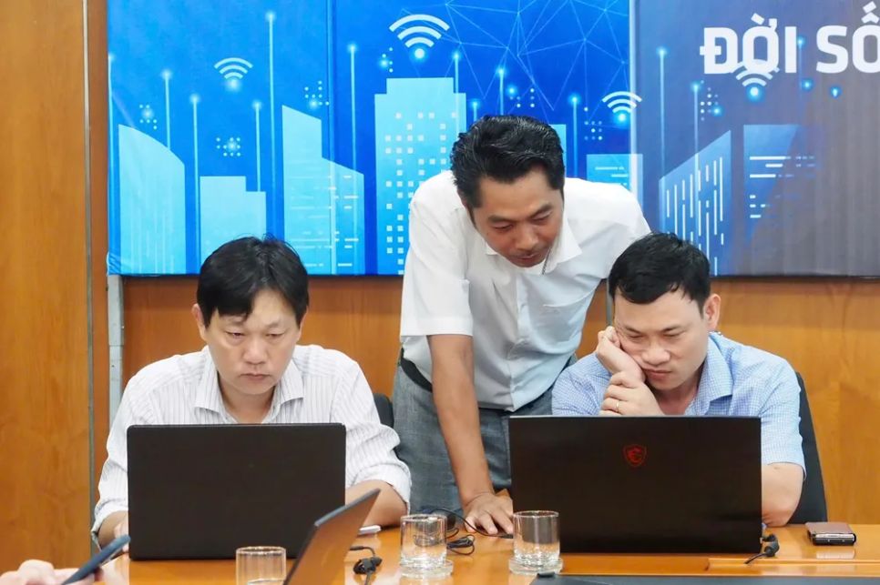 Khách mời trả lời câu hỏi của bạn đọc. Ảnh: HOÀNG HÙNG