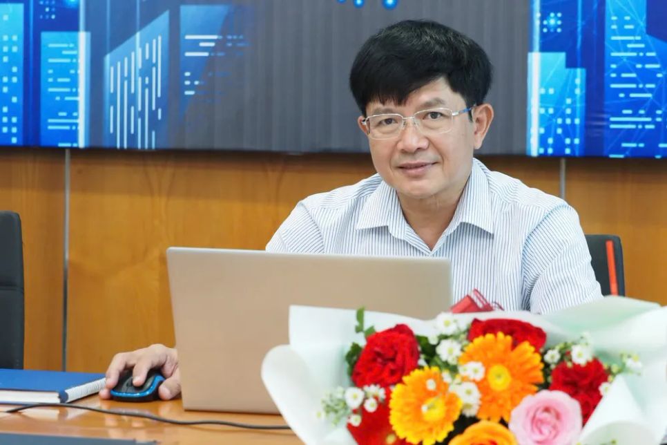 Ông Trần Lâm Thịnh, Phó Giám đốc VNPT, TPHCM trả lời câu hỏi bạn đọc tại buổi giao lưu. ẢNh: HOÀNG HÙNG