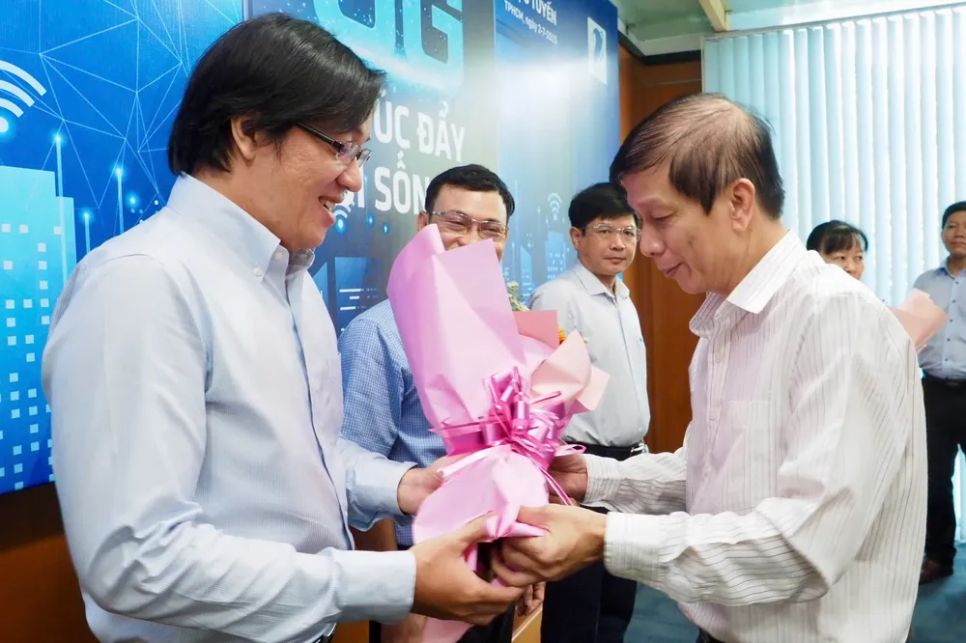 Phó Tổng biên tập Phụ trách Nguyễn Khắc Văn tặng hoa khách mời. Ảnh: HOÀNG HÙNG