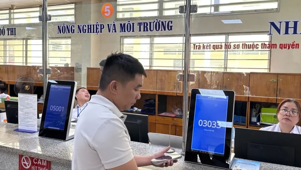 Người dân đến UBND phường Gò Vấp, TPHCM thực hiện thủ tục liên quan đến nhà đất. Ảnh: Thanh Hiền Người dân đến UBND phường Gò Vấp, TPHCM thực hiện thủ tục liên quan đến nhà đất. Ảnh: Thanh Hiền