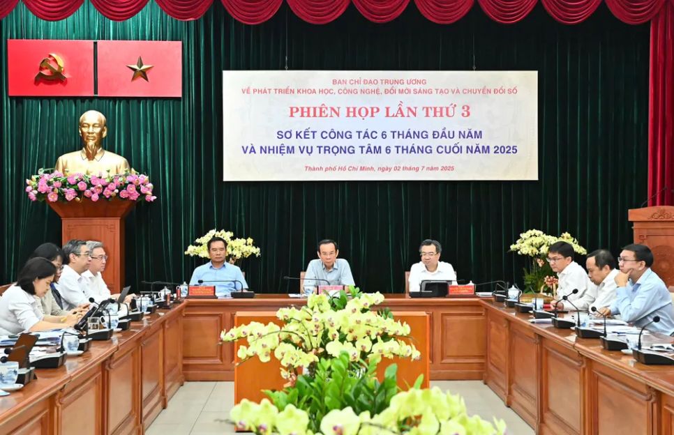 Bí thư Thành ủy TPHCM Nguyễn Văn Nên và các đồng chí lãnh đạo TPHCM dự hội nghị tại điểm cầu TPHCM. Ảnh: VIỆT DŨNG