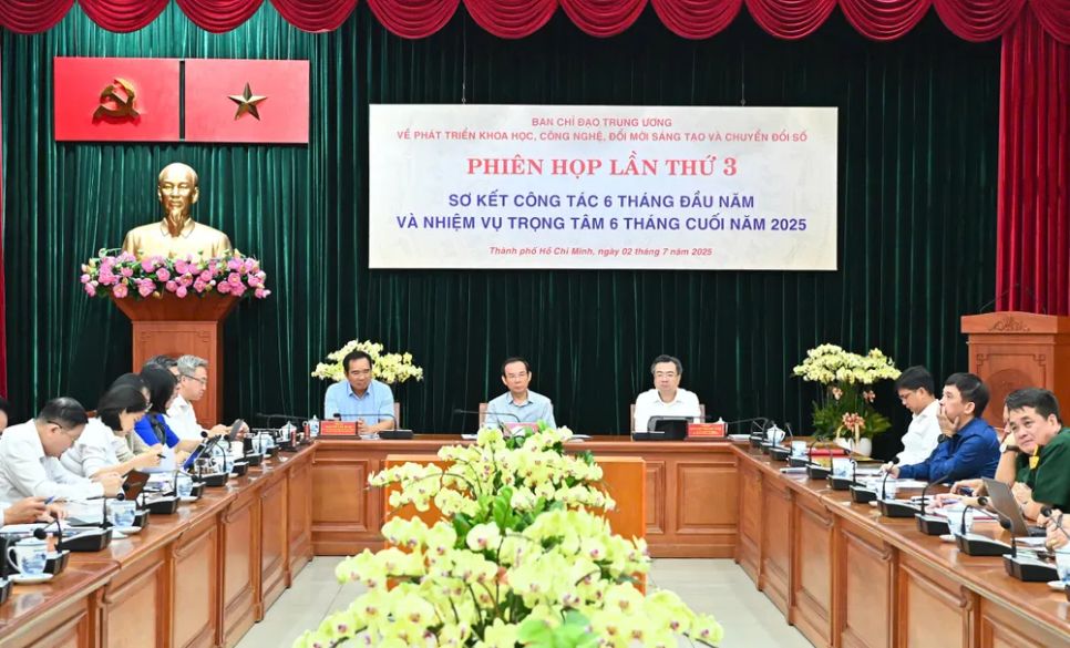 Lãnh đạo TPHCM dự hội nghị tại điểm cầu TPHCM. Ảnh: VIỆT DŨNG