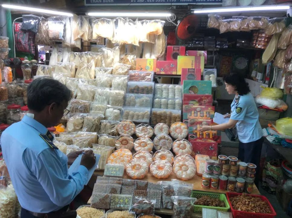 Lực lượng QLTT TPHCM kiểm tra 1 điểm kinh doanh yến sào không rõ nguồn gốc tại chợ Bình Tây (phường Bình Tây, TPHCM) Lực lượng QLTT TPHCM kiểm tra 1 điểm kinh doanh yến sào không rõ nguồn gốc tại chợ Bình Tây (phường Bình Tây, TPHCM)