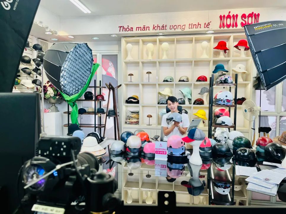 Nhân viên Nón Sơn trực tiếp livestream bán hàng tại công ty Nhân viên Nón Sơn trực tiếp livestream bán hàng tại công ty