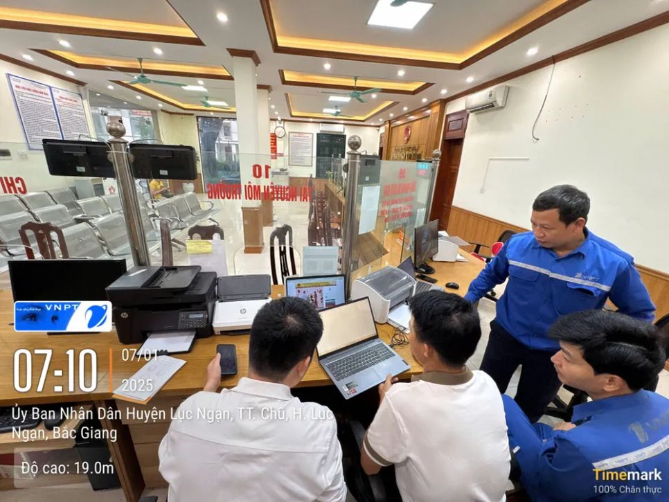 Nhân viên VNPT hỗ trợ vận hành hệ thống dịch vụ công ở xã Chũ, Bắc Giang