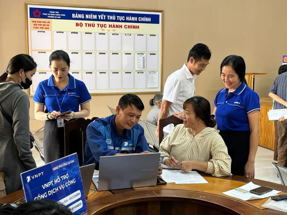 Nhân viên VNPT túc trực, hỗ trợ người dân thực hiện những dịch vụ số tại các trung tâm hành chính công cấp xã