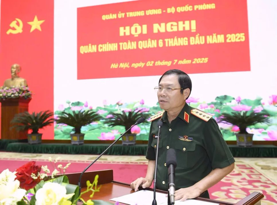 Đại tướng Nguyễn Tân Cương trình bày báo cáo tại hội nghị. Ảnh: VIẾT CHUNG