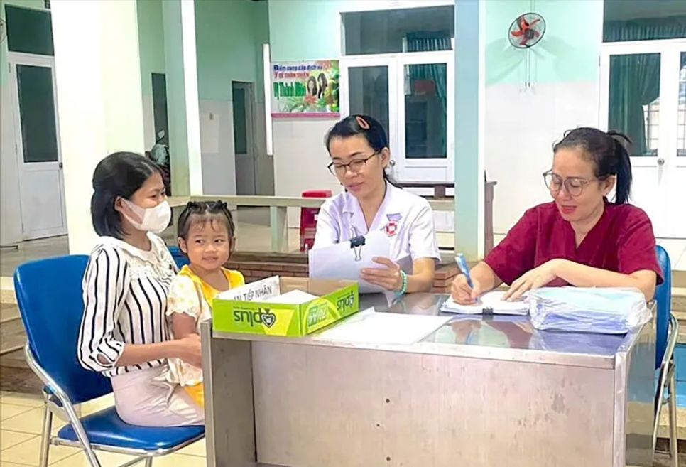 BS Lưu Thị Ngọc Hằng, Trưởng Trạm y tế phường Tam Long (thứ 2 từ phải sang), tư vấn sức khỏe cho người nhà bệnh nhi. Ảnh: TRÚC GIANG BS Lưu Thị Ngọc Hằng, Trưởng Trạm y tế phường Tam Long (thứ 2 từ phải sang), tư vấn sức khỏe cho người nhà bệnh nhi. Ảnh: TRÚC GIANG