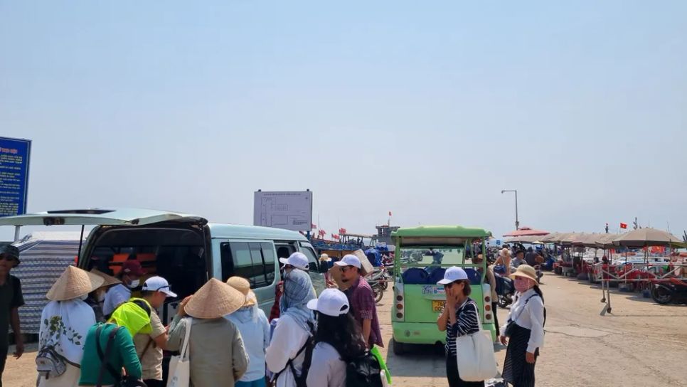 Du khách tham quan đảo Lý Sơn trong Tuần lễ du lịch năm 2024