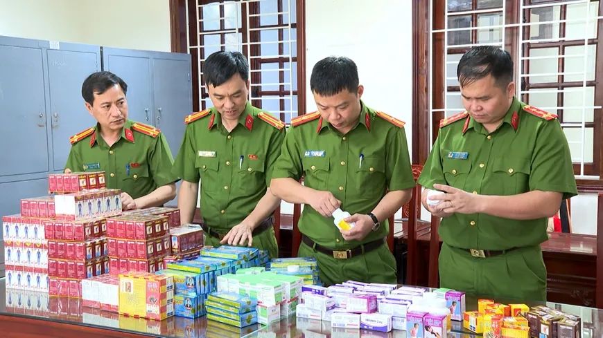 Lực lượng chức năng phát hiện, xử lý các tổ chức buôn lậu, buôn bán hàng giả, hàng kém chất lượng Lực lượng chức năng phát hiện, xử lý các tổ chức buôn lậu, buôn bán hàng giả, hàng kém chất lượng