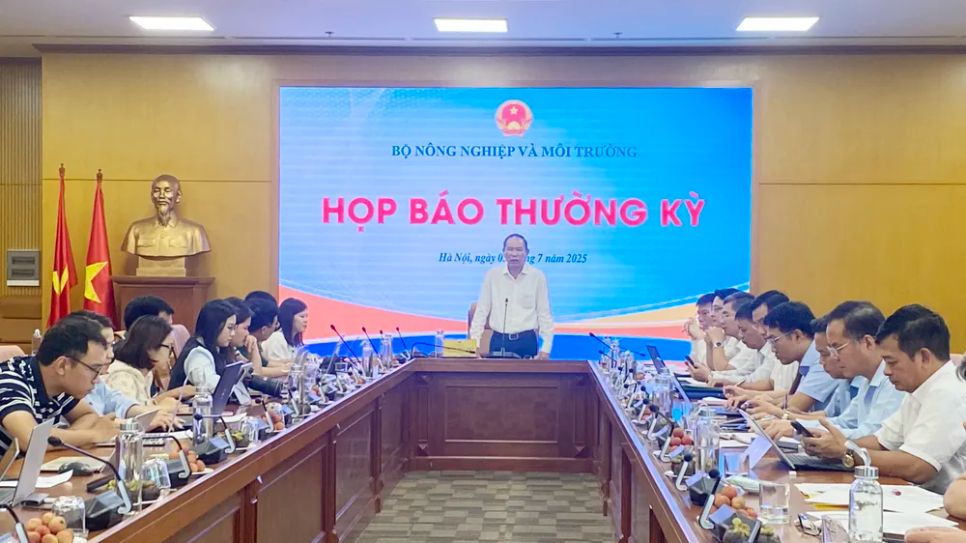 Thứ trưởng Bộ Nông nghiệp và Môi trường Phùng Đức Tiến chủ trì họp báo sáng 3-7 tại Hà Nội. Ảnh: PHÚC HẬU Thứ trưởng Bộ Nông nghiệp và Môi trường Phùng Đức Tiến chủ trì họp báo sáng 3-7 tại Hà Nội. Ảnh: PHÚC HẬU