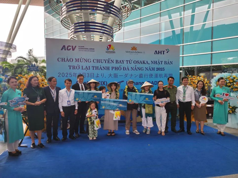 Tặng quà 3 du khách may mắn đầu tiên. Ảnh: XUÂN QUỲNH