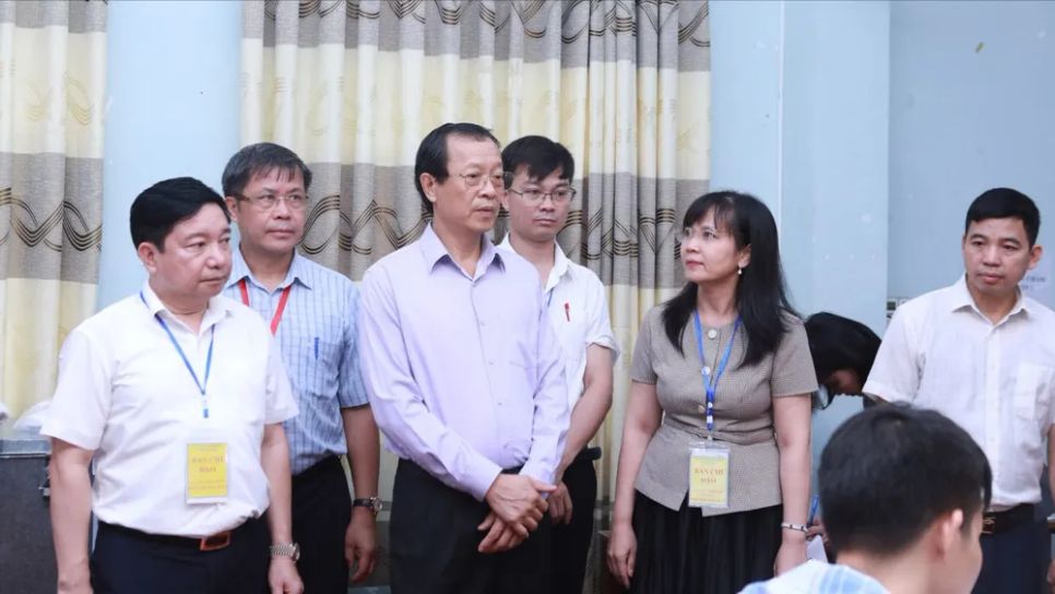 Đoàn công tác của Bộ GD-ĐT kiểm tra tại khu vực chấm thi trắc nghiệm. Đoàn công tác của Bộ GD-ĐT kiểm tra tại khu vực chấm thi trắc nghiệm.