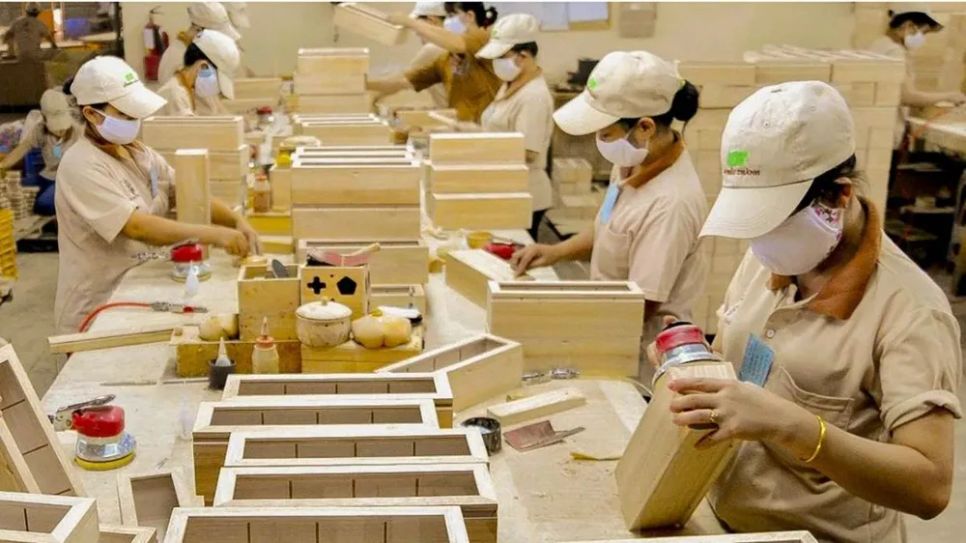 Chế biến đồ gỗ Việt Nam xuất khẩu. Ảnh minh họa Chế biến đồ gỗ Việt Nam xuất khẩu. Ảnh minh họa