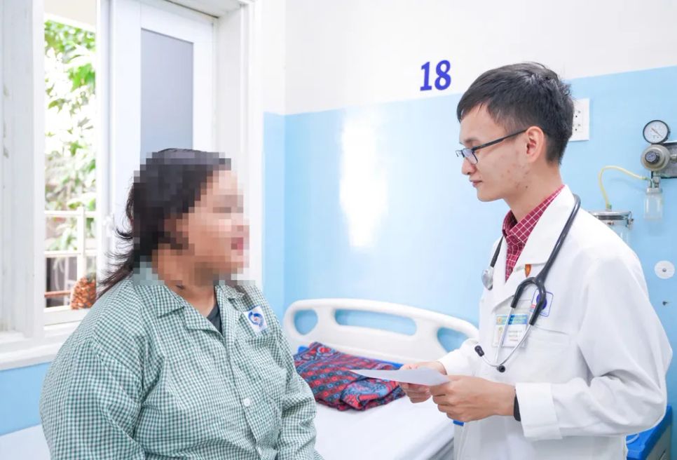 Bác sĩ đang thăm khám cho người bệnh Bác sĩ đang thăm khám cho người bệnh