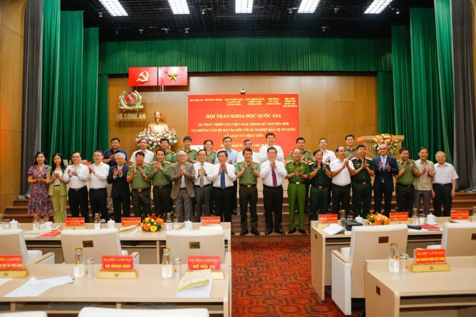 Các đại biểu chụp ảnh lưu niệm. Ảnh: NAM NGUYÊN Các đại biểu chụp ảnh lưu niệm. Ảnh: NAM NGUYÊN