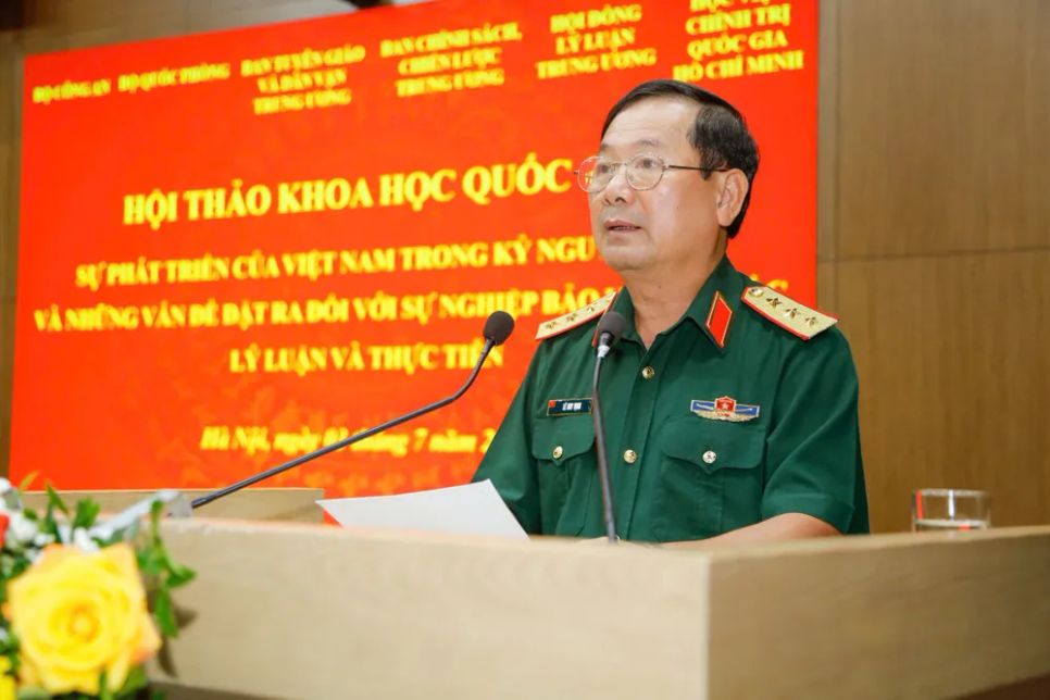 Thượng tướng Lê Huy Vịnh tham luận tại hội thảo. Ảnh: NAM NGUYÊN Thượng tướng Lê Huy Vịnh tham luận tại hội thảo. Ảnh: NAM NGUYÊN