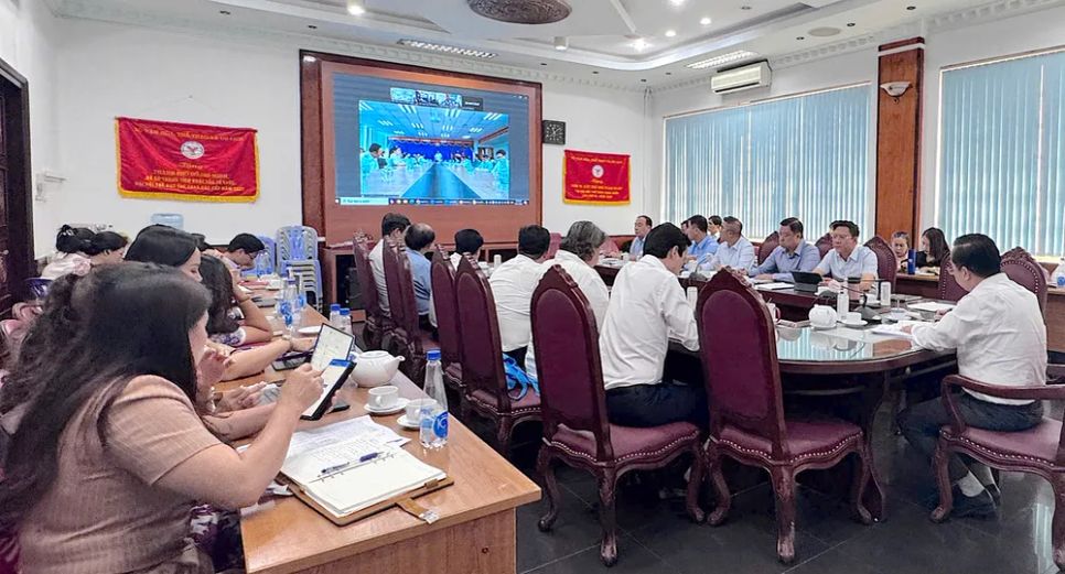 Cuộc họp diễn ra theo hình thức trực tiếp kết hợp trực tuyến Cuộc họp diễn ra theo hình thức trực tiếp kết hợp trực tuyến
